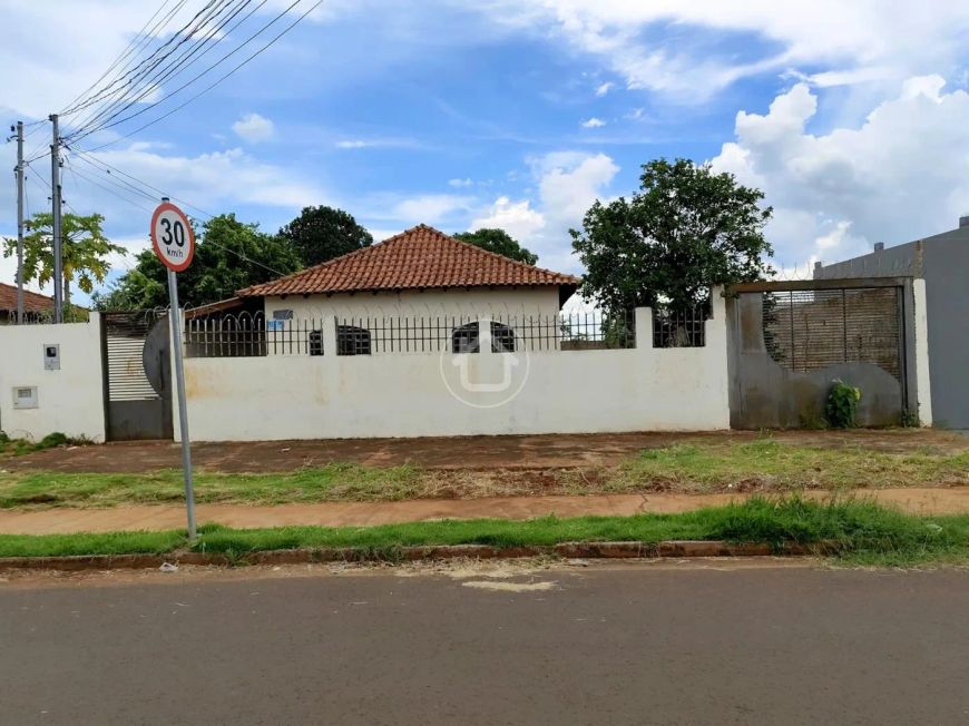 AMPLO TERRENO EM BOA LOCALIDADE