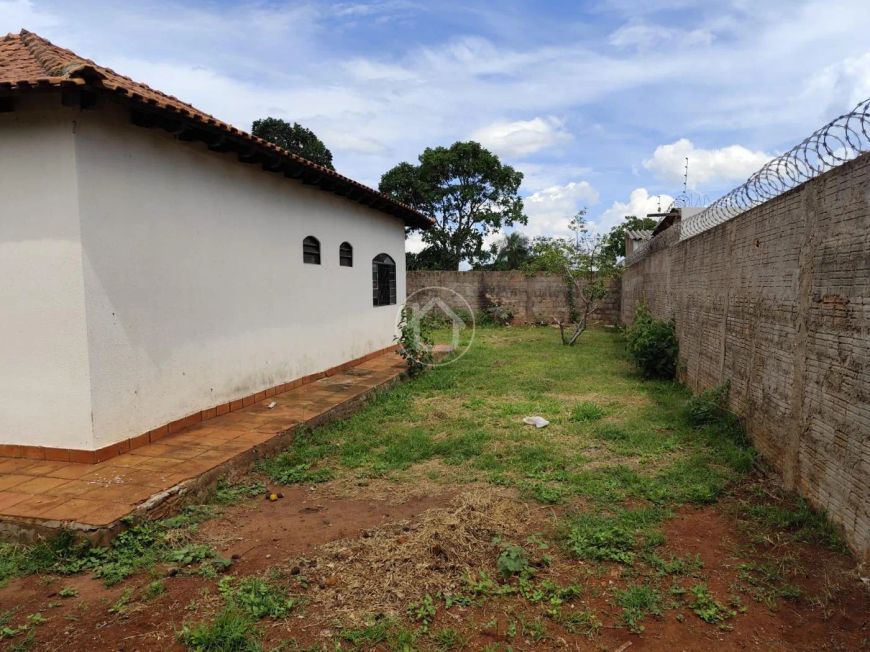 AMPLO TERRENO EM BOA LOCALIDADE