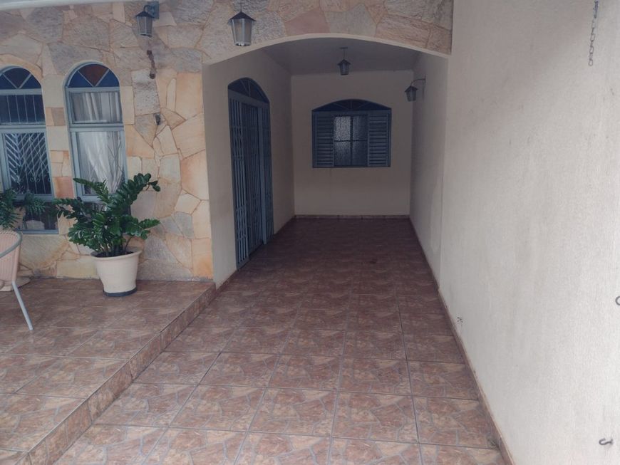 Casa à venda no bairro Vila Bandeirantes com 246 metros quadrados com 3 quartos, sendo 02 suítes.