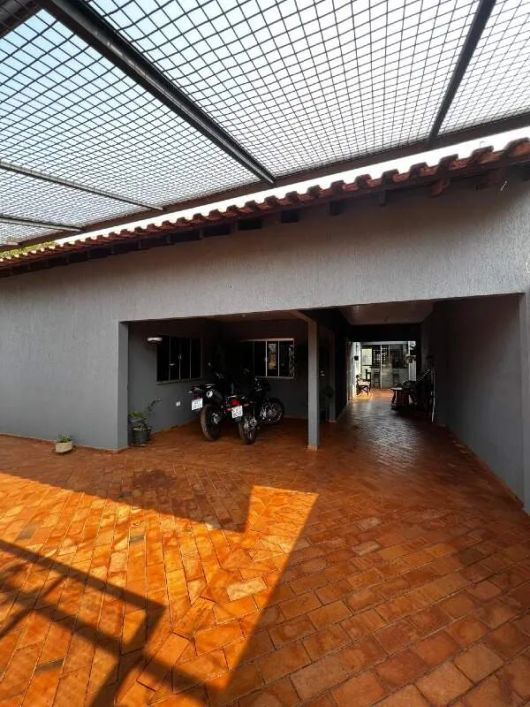 Excelente casa térrea com 03 quartos no bairro Pioneiros