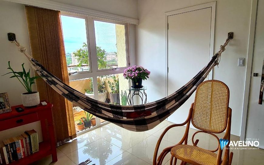Apartamento Amplo e reformado, com 4 quartos, sendo 1 suíte com Closet