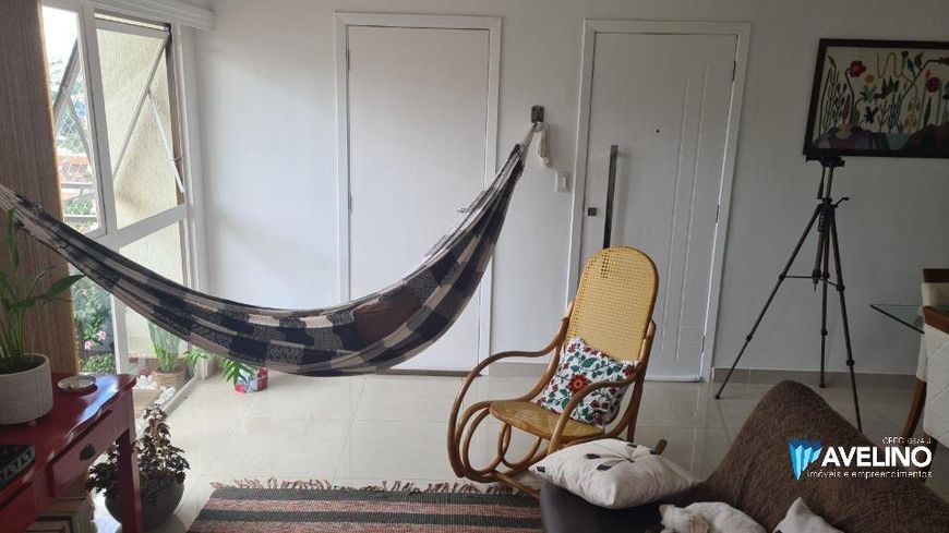 Apartamento Amplo e reformado, com 4 quartos, sendo 1 suíte com Closet