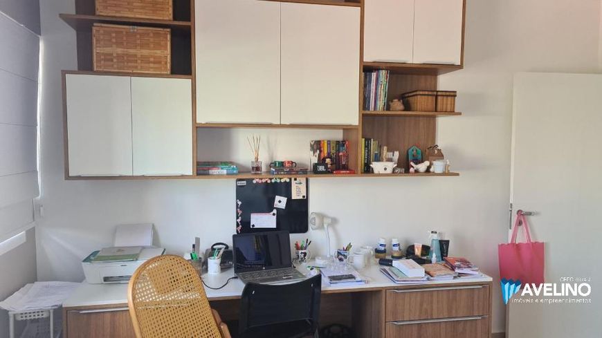 Apartamento Amplo e reformado, com 4 quartos, sendo 1 suíte com Closet