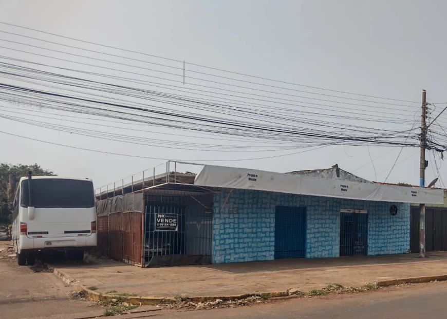 Imóvel de esquina, salão com casa nos fundos