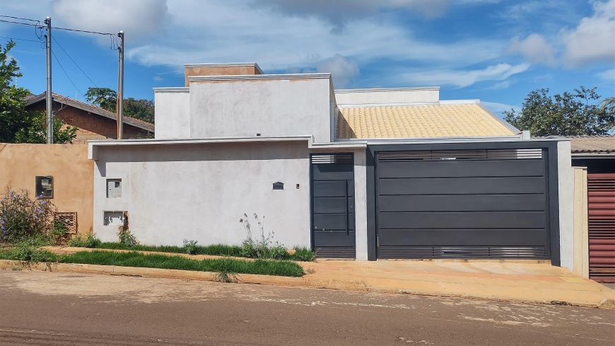 Linda casa com ótimo acabamento.