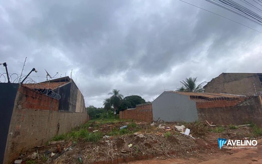 Terreno no asfalto, 12 por 30 = 360 m²