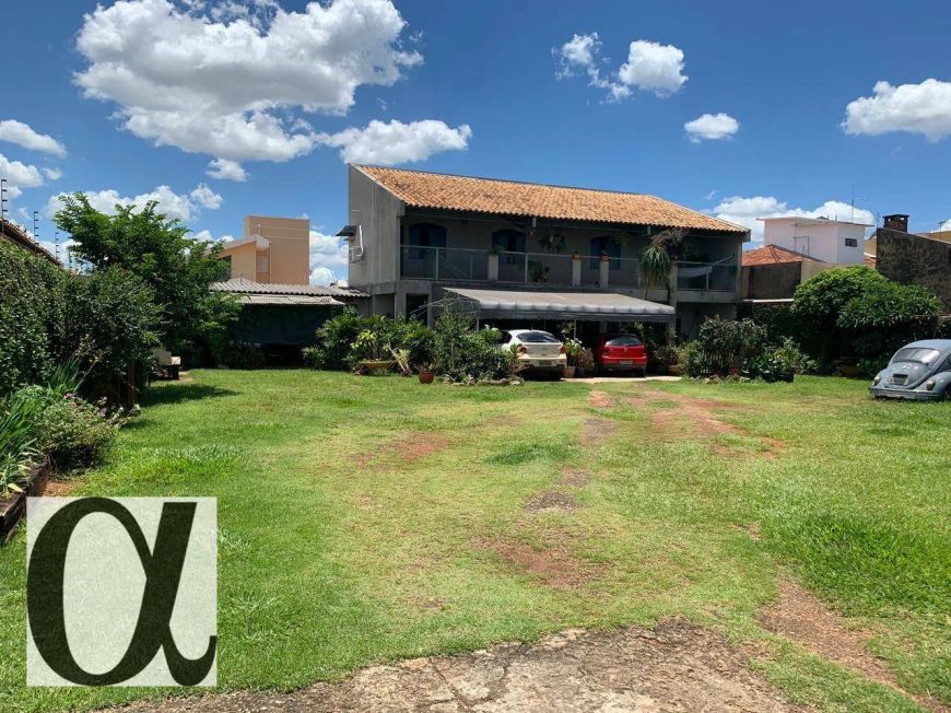 CASA COM TERRENO GRANDE - ÓTIMA LOCALIZAÇÃO