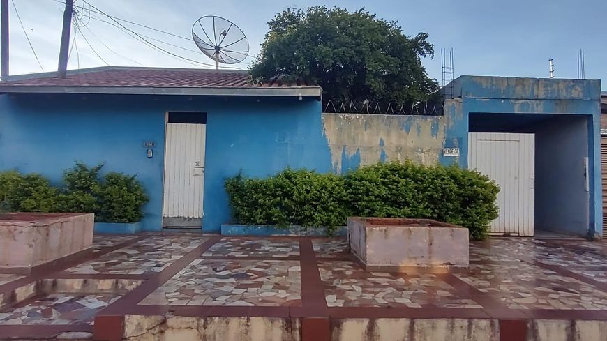 Vendo casa grande para reformar.