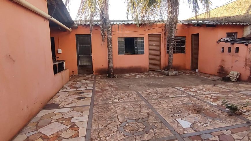 Vendo casa grande para reformar.
