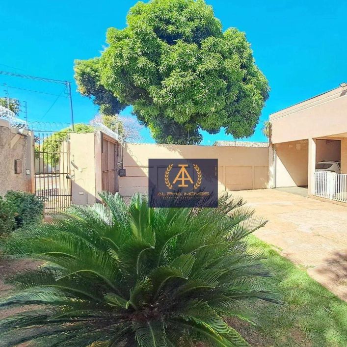 Casa com ótima localização e terreno grande