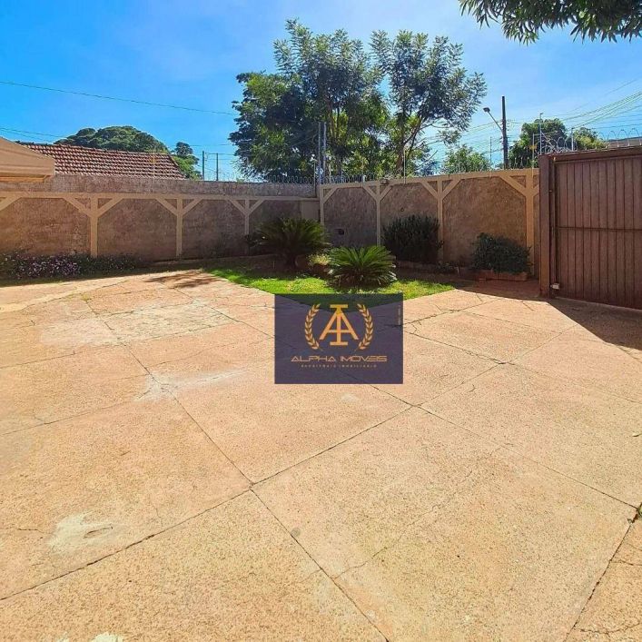 Casa com ótima localização e terreno grande