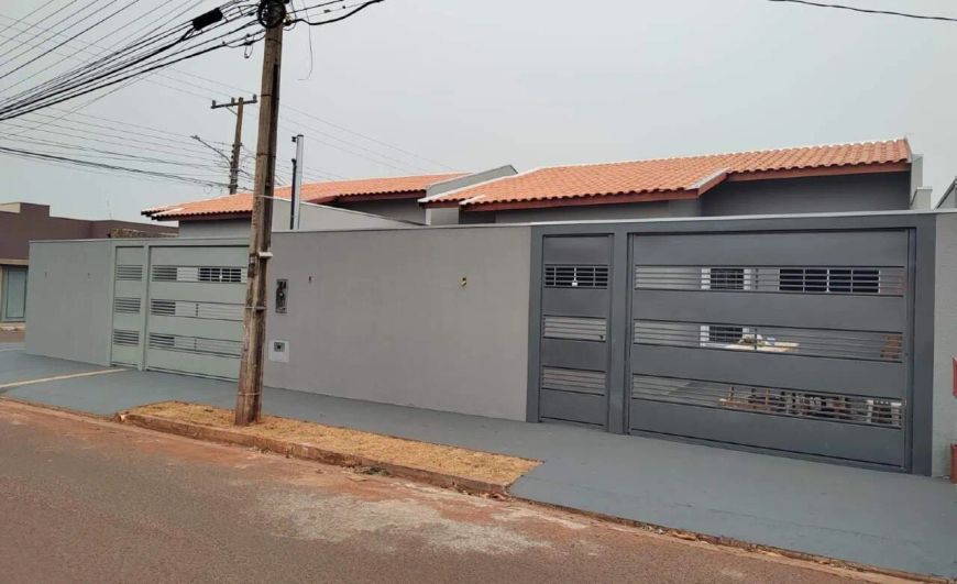 Casa com 03 quartos no bairro Jardim Parati.