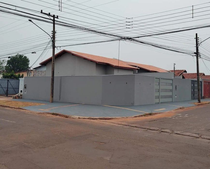 Casa com 03 quartos no bairro Jardim Parati.