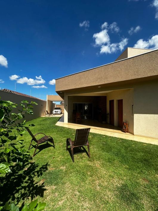 Casa para venda possui 165 metros quadrados com 3 quartos