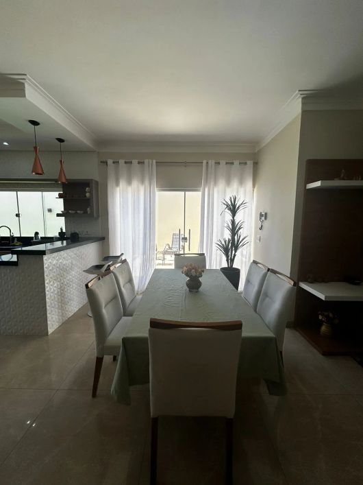 Casa para venda possui 165 metros quadrados com 3 quartos