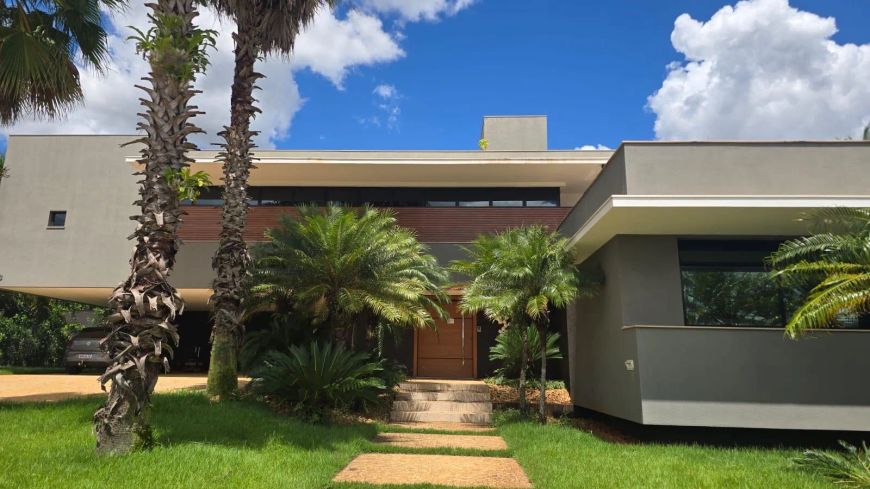 Linda e Luxuosa Casa em Condomínio com 4 Suítes