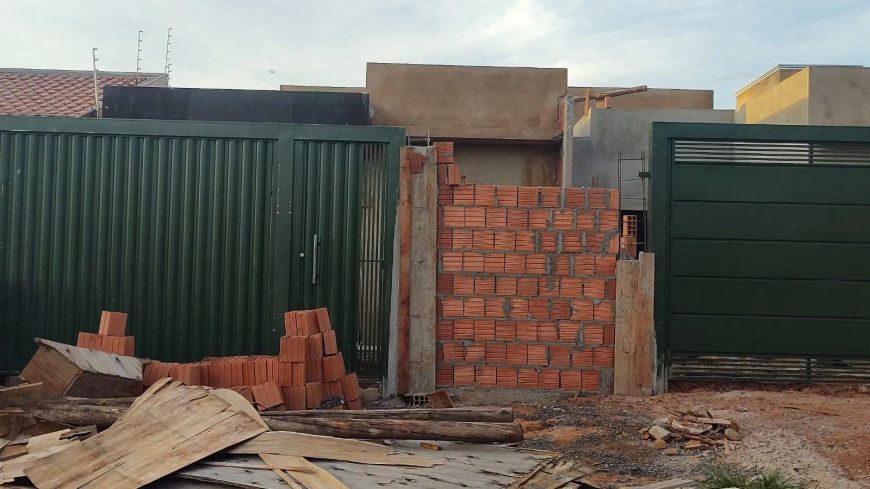 Linda casa com 3 quartos e espaço de terreno.