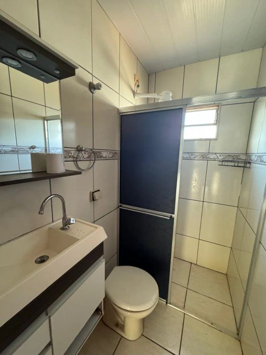 Bem localizada, há uma quadra do Hospital Rosa Pedrossian.