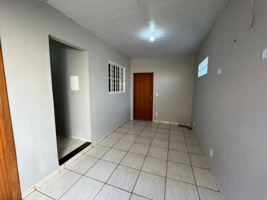 Bem localizada, há uma quadra do Hospital Rosa Pedrossian.