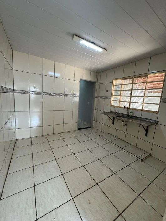 Bem localizada, há uma quadra do Hospital Rosa Pedrossian.