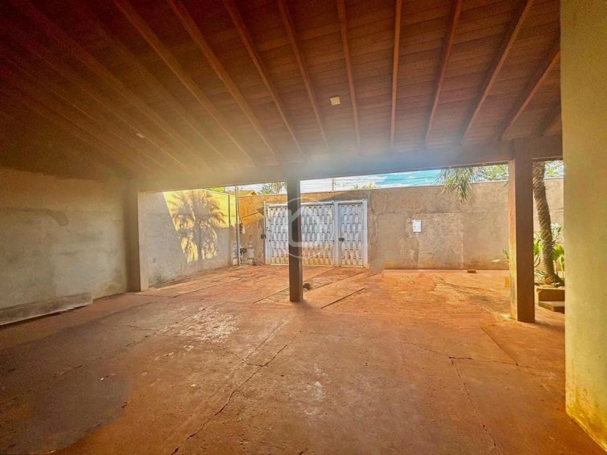 CASA COM 03 QUARTOS E AMPLO QUINTAL