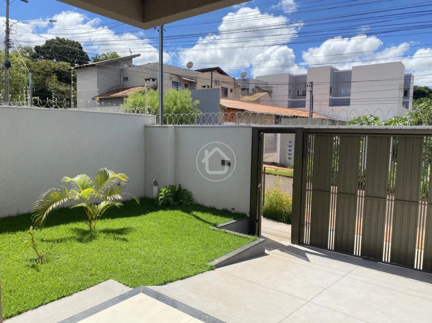 CASA AMPLA COM JARDIM!