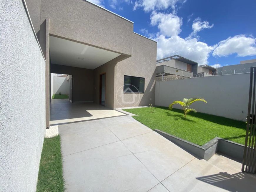 CASA AMPLA COM JARDIM!