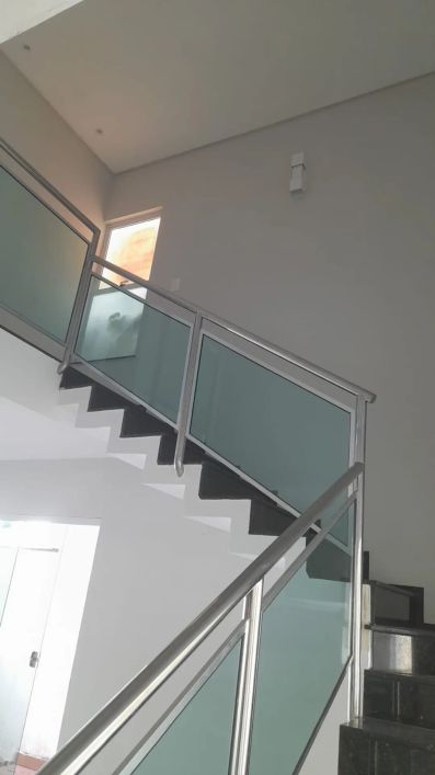 Casa em Condomínio Fechado com 4 Suítes na Zona Leste