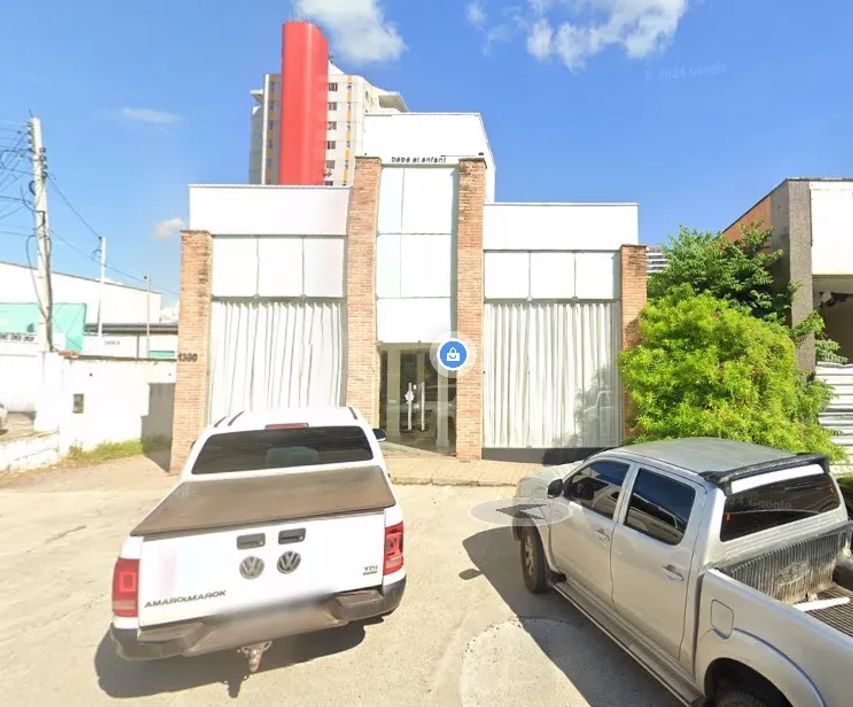 Prédio comercial, no Jóquei Clube