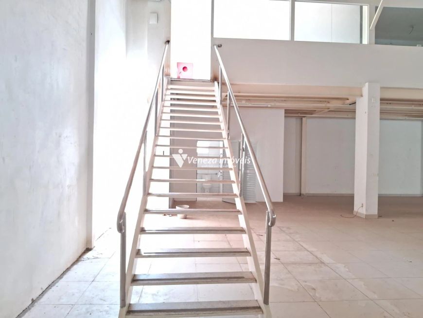 Ponto Comercial Amplo de Esquina no Centro para locação