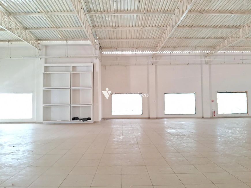 Ponto Comercial Amplo de Esquina no Centro para locação