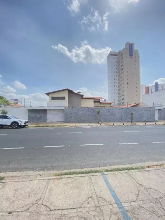 casa comercial para aluguel tem 505m², com 5 quartos, 5 banheiros, em Fátima - Teresina - PI