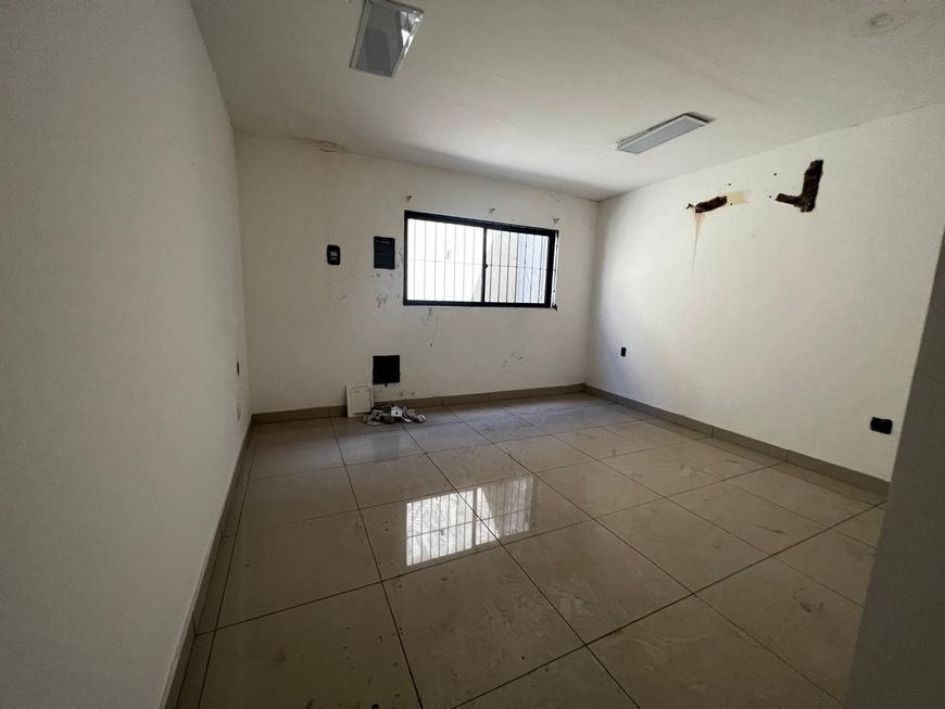 Prédio comercial com 400 metros quadrados na Av Miguel Rosa Bairro Piçarra,