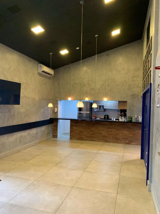 SALAS COMERCIAIS EM CENTRO COMERCIAL.