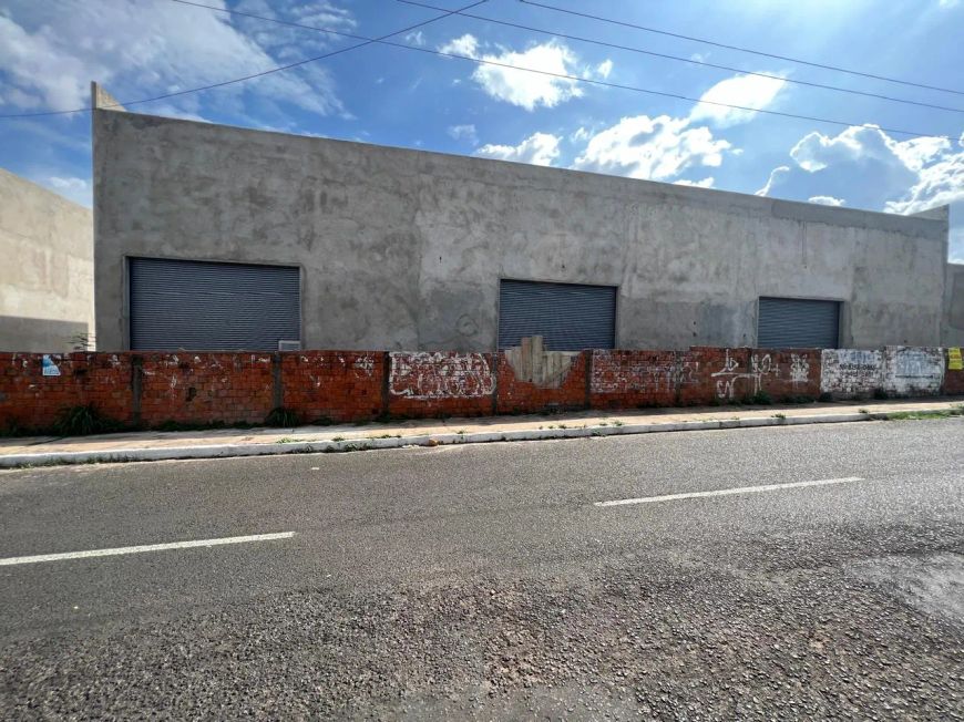 Ponto comercial para alugar com 432 m², amplo estacionamento ideal para lojas e transportadoras!