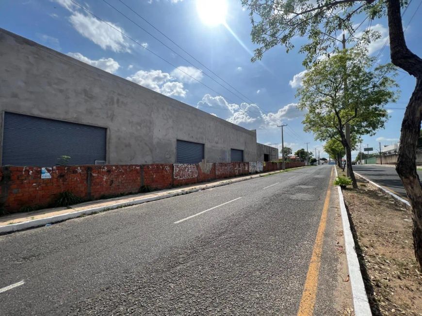 Ponto comercial para alugar com 432 m², amplo estacionamento ideal para lojas e transportadoras!
