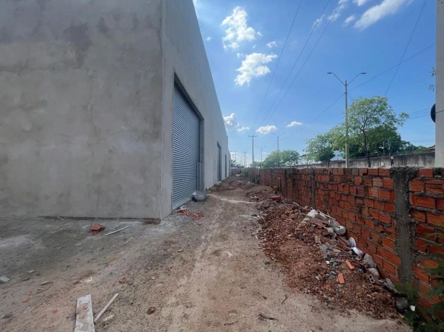 Ponto comercial para alugar com 432 m², amplo estacionamento ideal para lojas e transportadoras!