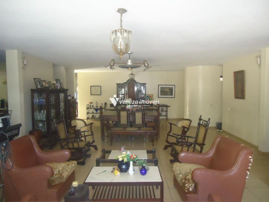 Casa Comercial com 15 compartimentos na Av. Elias João Tajra para aluguel