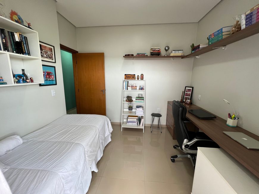 Excelente casa com arquitetura contemporânea, proporciona uma atmosfera sofisticada e acolhedora.