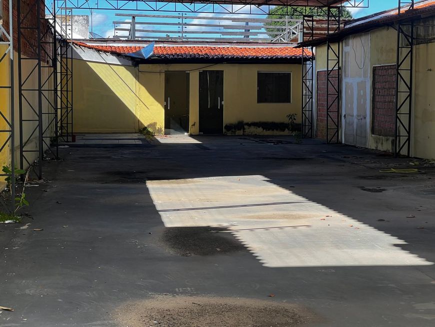 Alugo ponto comercial no Bairro Jóquei zona leste de Teresina, com 300 metros quadrados.
