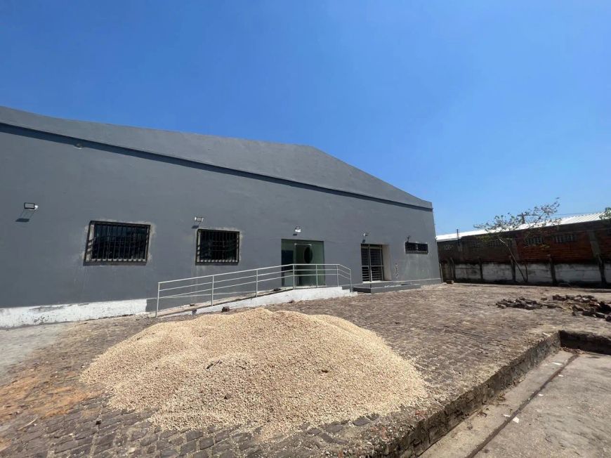 Galpão comercial para alugar em Teresina no polo industrial com 3900m², pátio para caminhões.