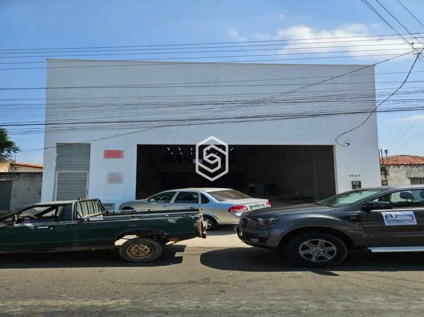 GALPÃO COMERCIAL NO BAIRRO LOURIVAL PARENTE MEDINDO APROXIMADAMENTE 330M²