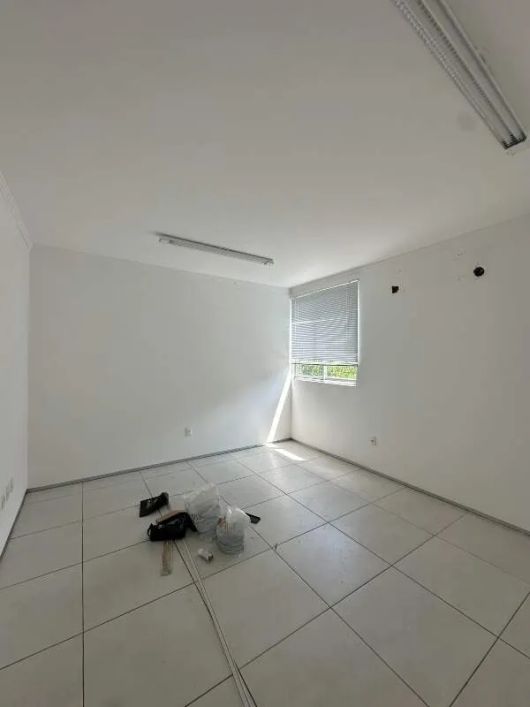 Sala comercial no Ed. João Moura