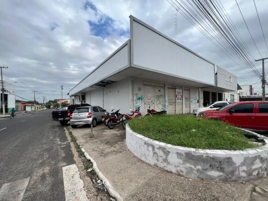 Galpão comercial para alugar com 360 M² na Av. Gil Martins, ideal para lojas e distribuidoras.