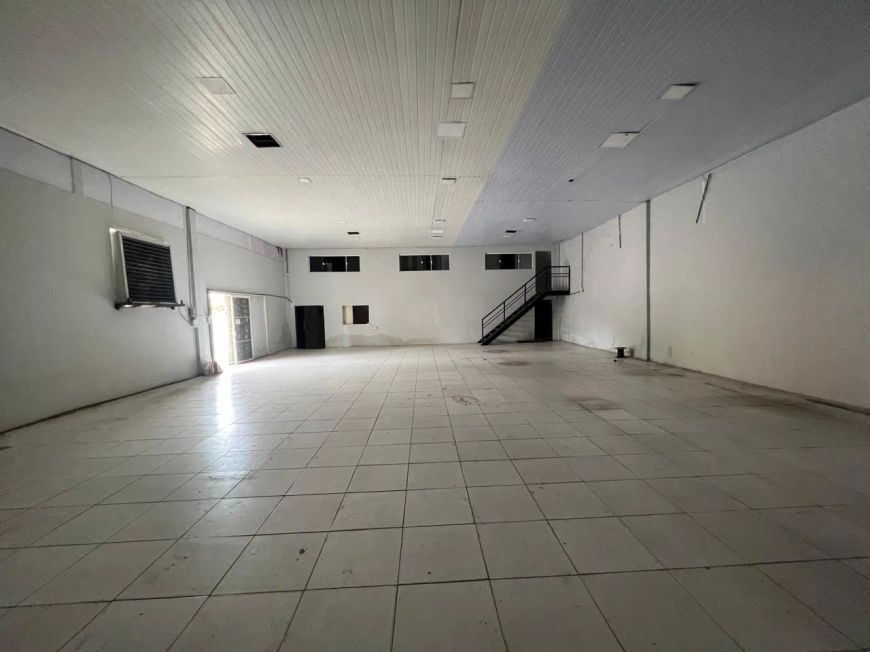 Galpão comercial para alugar com 360 M² na Av. Gil Martins, ideal para lojas e distribuidoras.