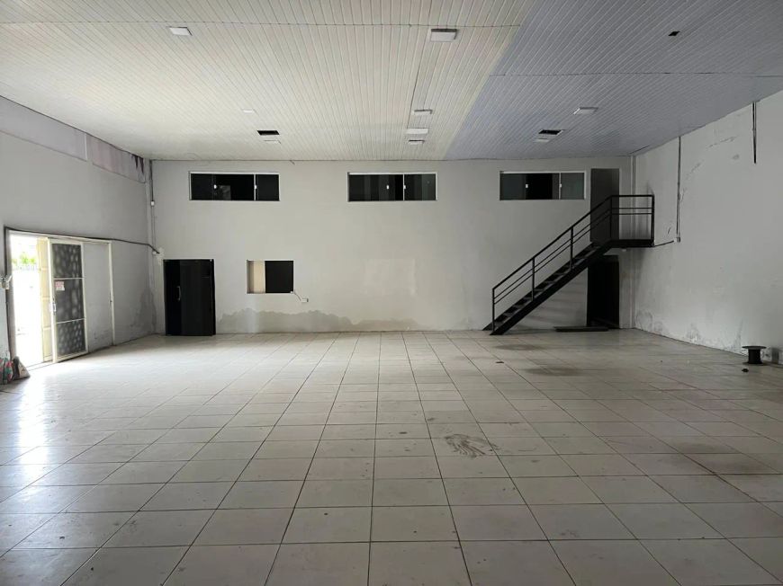 Galpão comercial para alugar com 360 M² na Av. Gil Martins, ideal para lojas e distribuidoras.