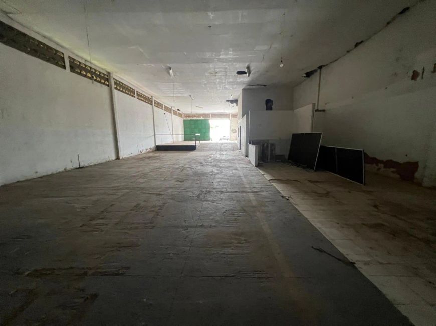 Galpão para alugar de excelente localização comercial, 360 m², escritórios e estacionamento.