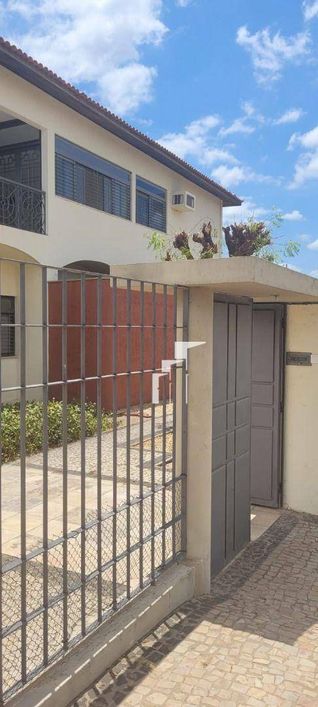Casa com 6 dormitórios à venda