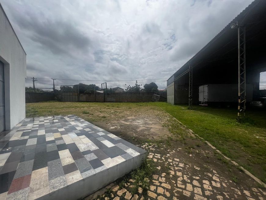 Imóvel comercial no Bairro Aeroporto, com 1.800 m², pátio e galpão ideal para garagens e