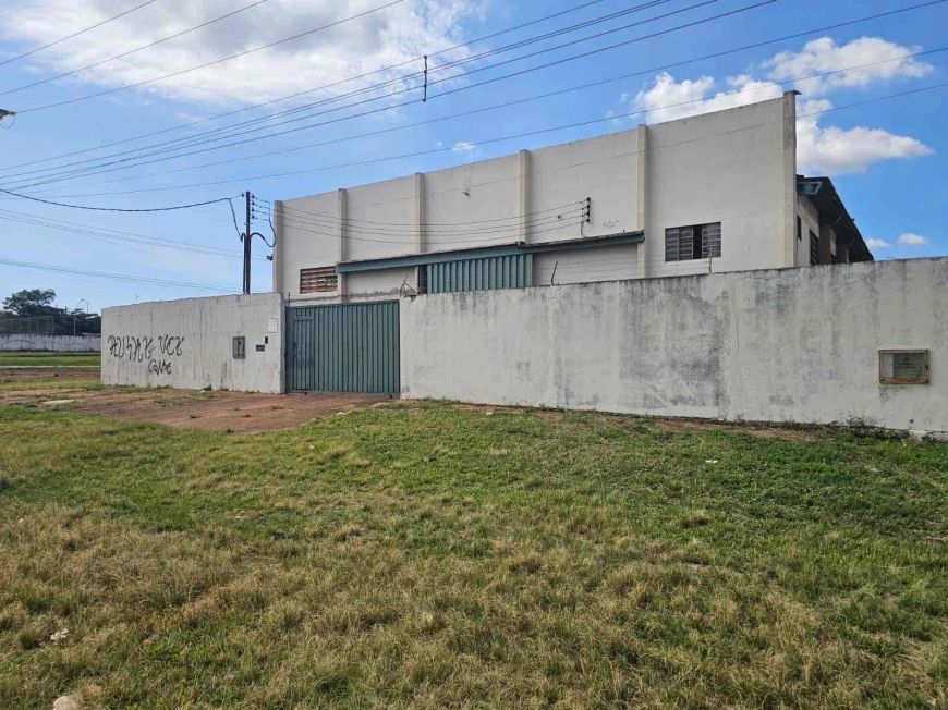 Galpão logistico de 605m² para locação com 1 doca e um portão de 5 mt, será entrgue reformado - Se